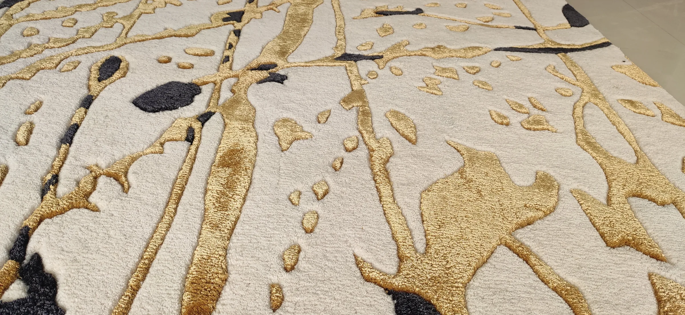 A finisher at an early stage of carving, outlining the first shape lines on a tufted rug