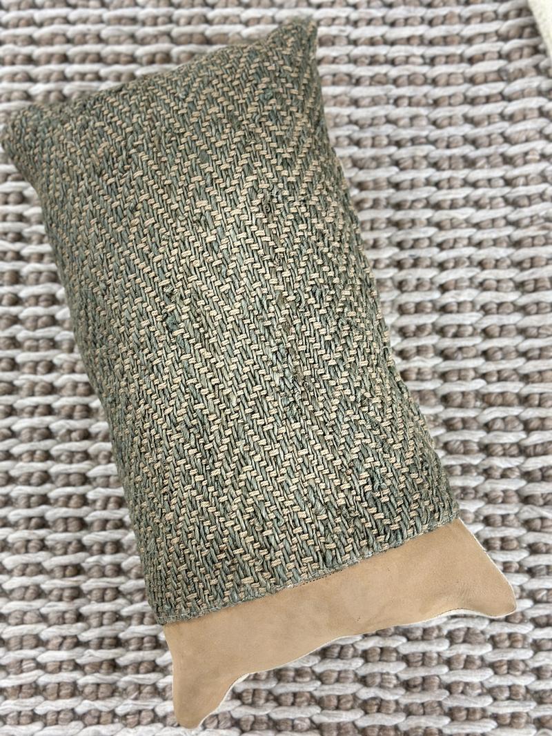 Chunky linen flatweave in a warm neutral ground