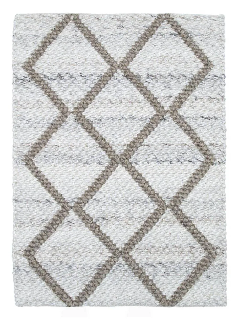 Ivory rug with taupe diamond pattern in Moroccan style